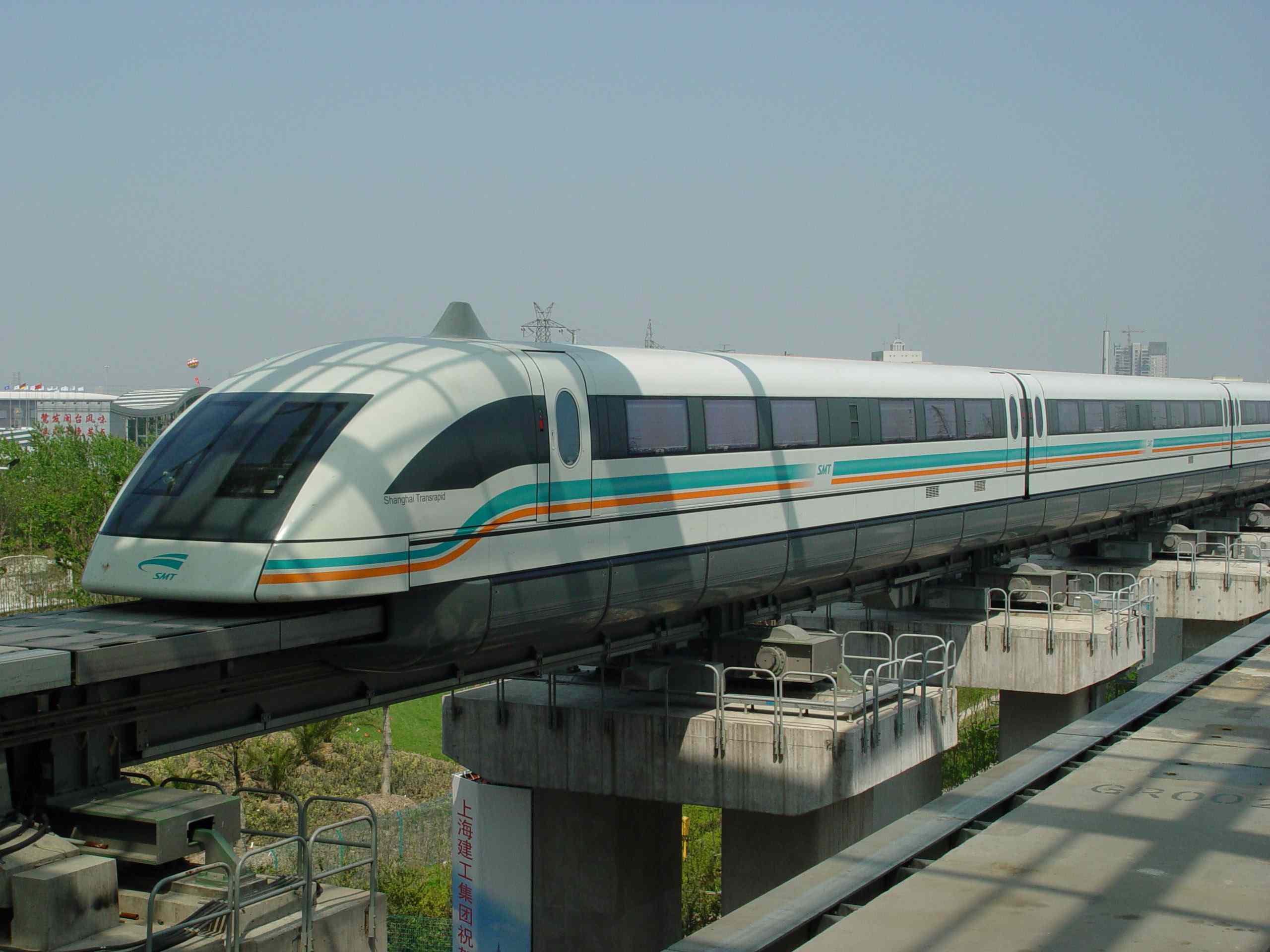 Images Wikimedia Commons/28 Andreas Krebs Shanghai_maglev_train.jpg